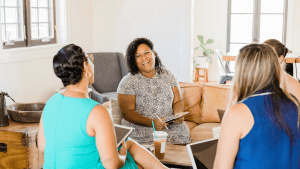 mujeres reunidas emprendedoras dolor escuela internacional Angel marketing